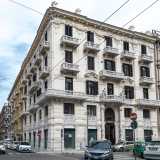 Il fabbricato si articola su cinque livelli
